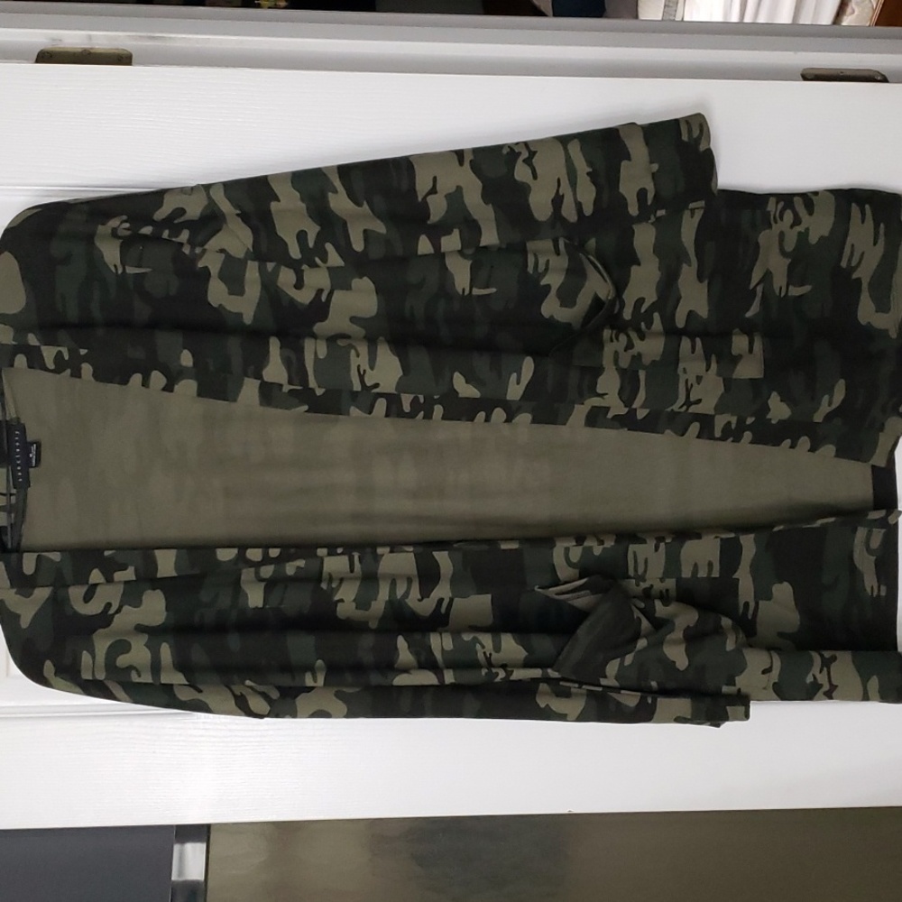 Sanctuary Camo Cardigan med NWOT